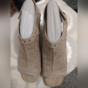 Womans mesh tan shoes size 9